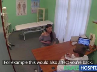 Fakehospital peidetud kaamerad saak patsient kasutamine massaaž tööriist jaoks an orgasm