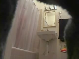 Heet gf naakt in de badkamer op verborgen camera