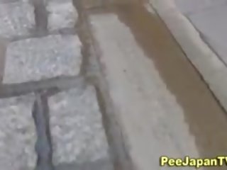 Asiatiskapojke baben fångad pissar utomhus
