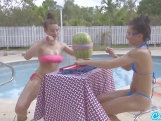 Camsoda εφηβική ηλικία με μεγάλος κώλος και μεγάλος βυζιά κάνω ένα watermelon εκραγεί με λάστιχο ba