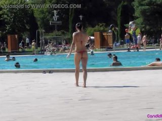 Pantai orang yang menikmati melihat seks seksi bikini gadis telanjang dada jahat musang