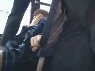 Σοκαρισμένος teengirl χουφτωμένος/η σε λεωφορείο
