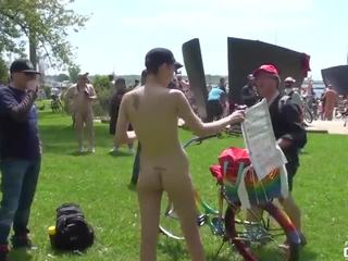 2014 toronto wnbr - görüşmeler arasında çıplak boyalı kadın & erkekler