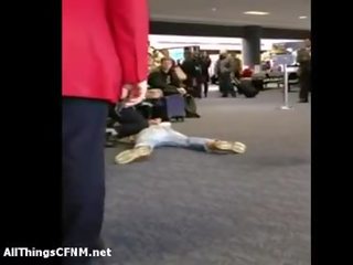 Twilight stea pees la public aeroport gate