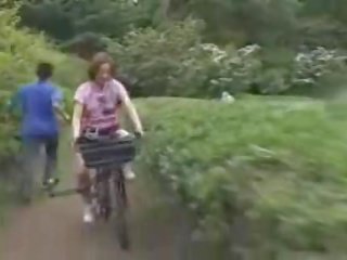 Japonesa gaja masturbava enquanto a montar um specially modified sexo bicicleta!