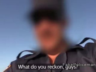 Forfalskning politi med stor pikk fucks babe på den strand
