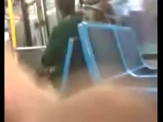 Άνθρωπος αυνανίζεται επί δημόσιο λεωφορείο ιδιωτικό βίντεο