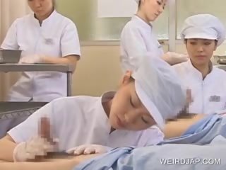 Japanska sjuksköterska slurping sperma ut av kåta pecker
