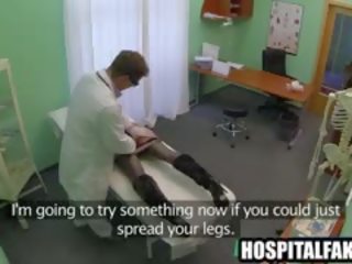 Ruskeaverikkö potilas saaminen hänen märkä pillua sorminen