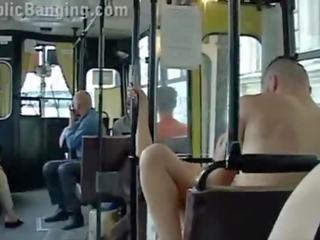 Extreem publiek seks in een stad bus met alle de passagier toekijken de koppel neuken