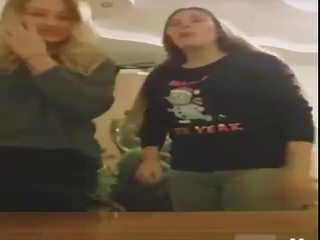 [periscope] الأوكرانية في سن المراهقة الفتيات ممارسة التقبيل