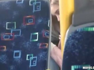 Chlap film a pár mající pohlaví v the autobus
