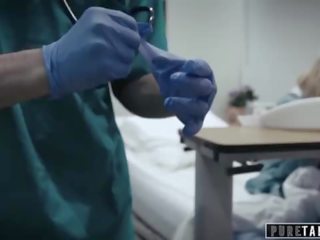 Pur tabou pervers docteur donne ado patient vagin examen