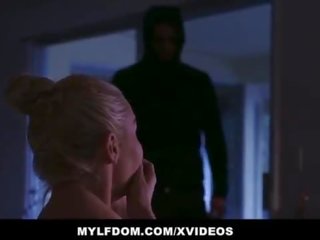 Mylfdom - com capuz desconhecido domina milfs cona