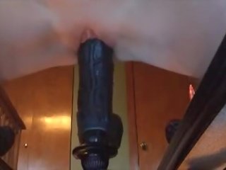 Minuscolo ragazza cavalcate enorme nero dildo in specchio - controllare per di più a 69porncams.com