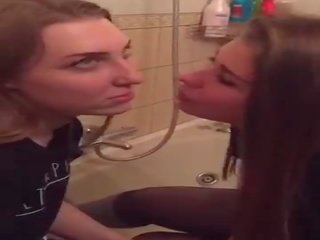 [periscope] dos rusos lesbianas fabricación fuera en baño