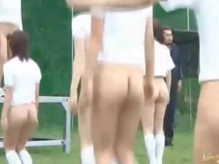 צעיר יפני shoolgirls הוא עירום ב ציבורי