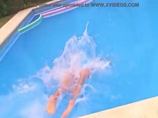 Sempurna pantat/ punggung remaja memakai see-through baju renang dalam yang kolam!