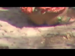 Kätketty nokan video- of intialainen täti tekemässä virtsa outdo
