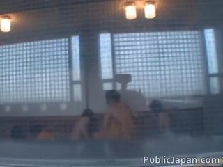 Млад азиатки момиче прецака в баня