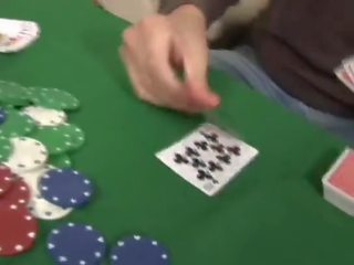 Él apuesta su chica en un póquer juego