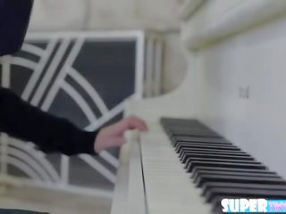 Gražu smulkutė sammie danielis sucks į jos pianinas pamoka gauna pakliuvom