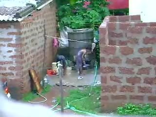 Görmek this two gyzykly sri lankan lady getting bath in daşda