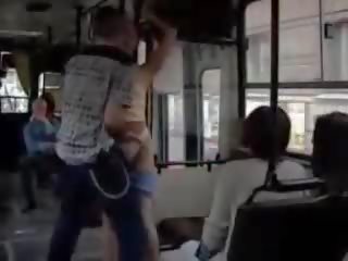 Offentlig kjønn i fylt buss