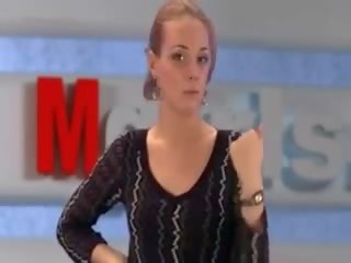 Venäläinen moskova tyttö tekemässä tv uutiset