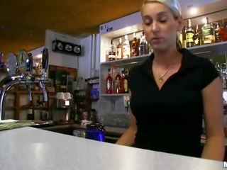 Barmaid lenka samaksāts par hardcore jāšanās