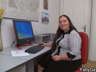 फक्किंग बड़ा बेल्ली ऑफीस महिला पर the फ्लोर