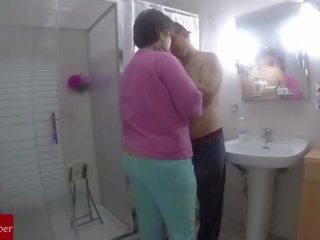 Guarradas en pijama. La gorda quiere leche pero no por el culo. Chubby GUI041