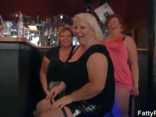 Obrovský ňadra velké krásné ženy mít zábava v the bar