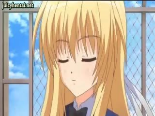Blondýnka anime hezká dělá nohapráci