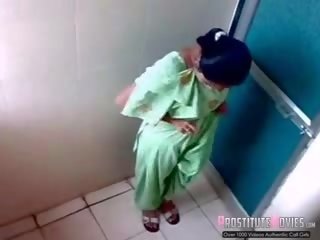 India señoras filmado en espía cámara en un público lavabo
