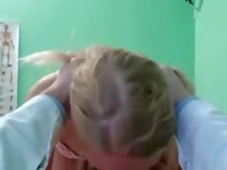 Rubia con no bragas follando médico en oficina