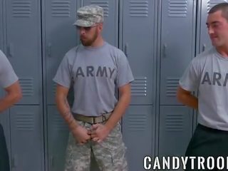 Δυο στρατός παιδιά πιπιλίζουν sergeant πυκνός καβλί