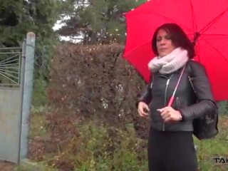 Dážď pomoc presvedčiť nevinný francúzske sexbômb prísť na van a súložiť