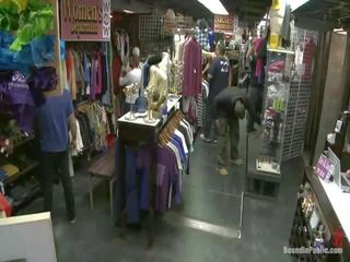 Gescheurd, hung dekhengst heeft gebruikt en misbruikt in een kleding winkel