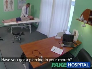 Orang berambut pirang perempuan mencerca oleh sebuah gadungan dokter