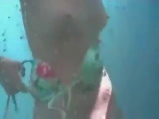 Seksi bokong perempuan pengambilan sebuah pancuran air di tersembunyi kamera