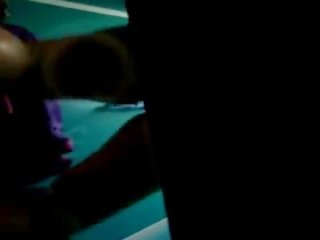 Spiun video në salcë kabinë - vajzë në tanga