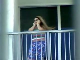 Radiographie de une mignonne fille en la balcon