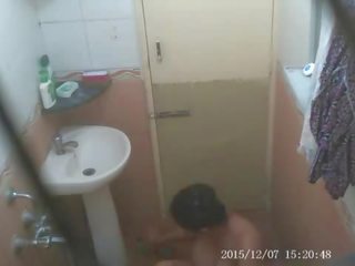 Indiýaly eje tutulan ýalaňaç while taking bath in hidden camera