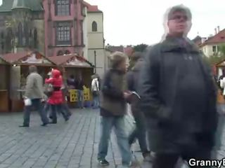 Alt oma tourist jumps auf seine schwanz