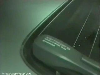 Хардкор секс в на кола е заловен от а шпионин камера