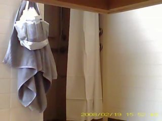 Vakoilusta seksikäs 19 vuosi vanha tyttö suihkussa sisään asuntolavaihtoehdot kylpyhuone