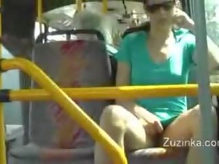 Zuzinka αγγίζει τον εαυτό της επί ένα λεωφορείο