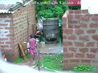 Assistir este dois quente sri lankan senhora obtendo banho em ao ar livre