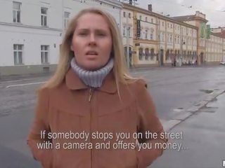 Panas euro perempuan engages pada seks untuk wang
